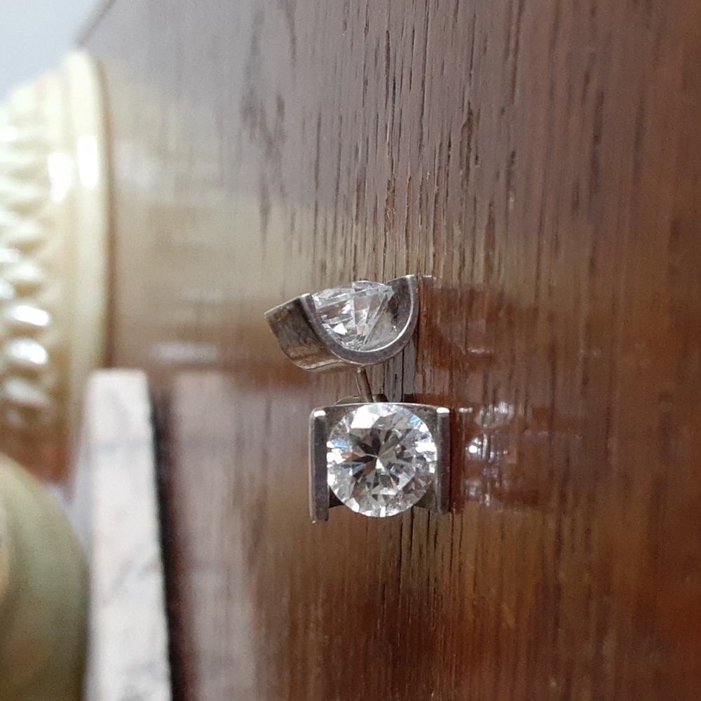 Beautiful vintage earrings. Very unique style, very pretty earrings